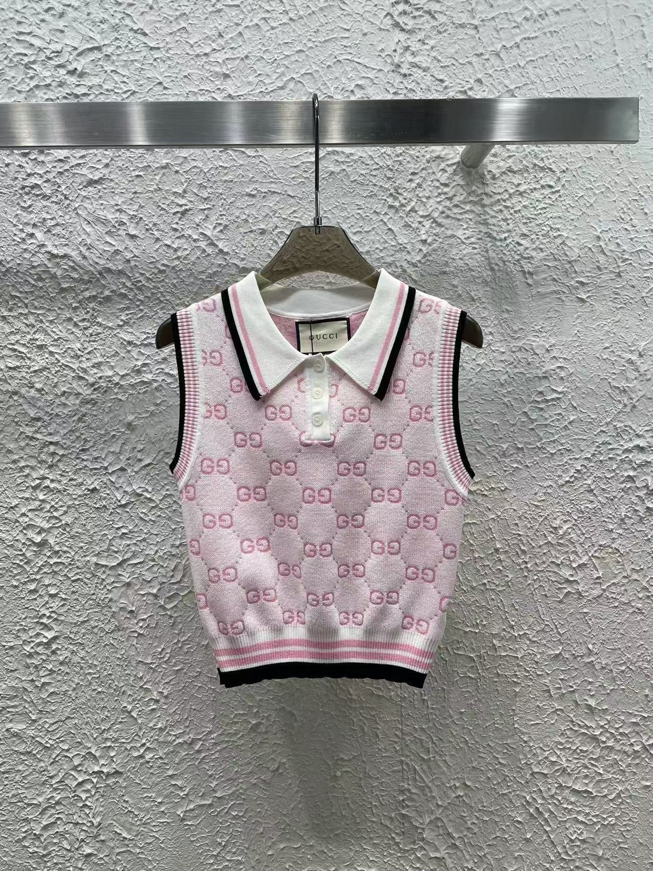 25 Full jacquard lapel knitted vest