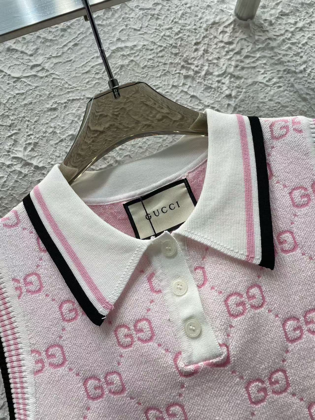 25 Full jacquard lapel knitted vest