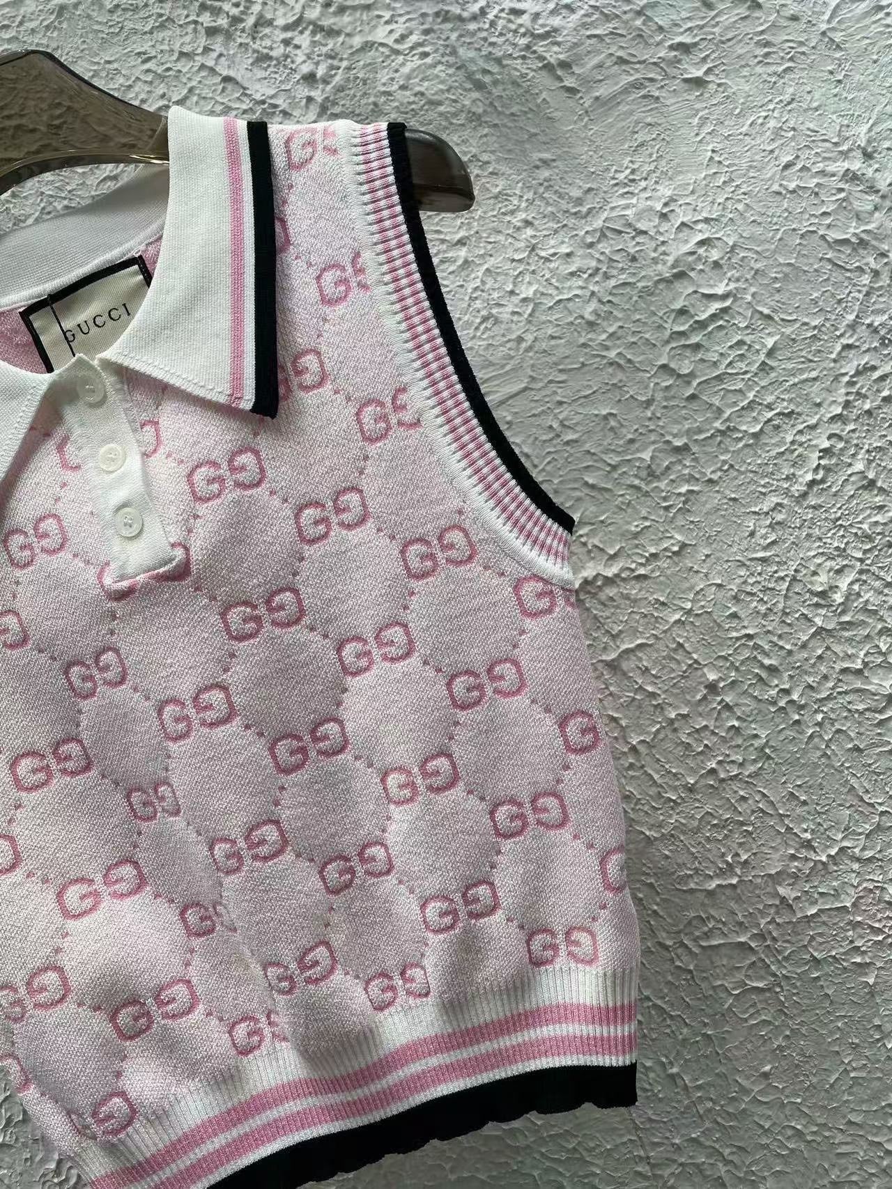 25 Full jacquard lapel knitted vest