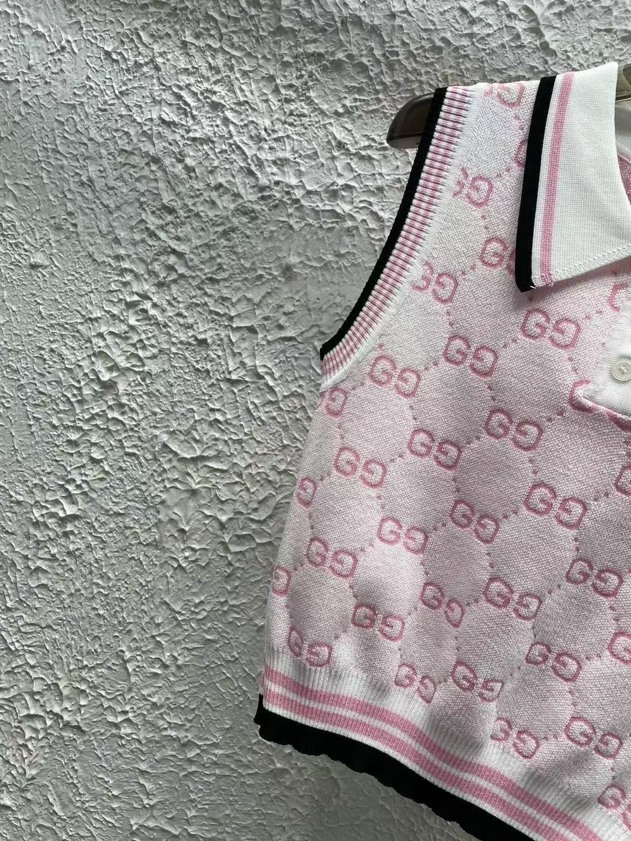 25 Full jacquard lapel knitted vest