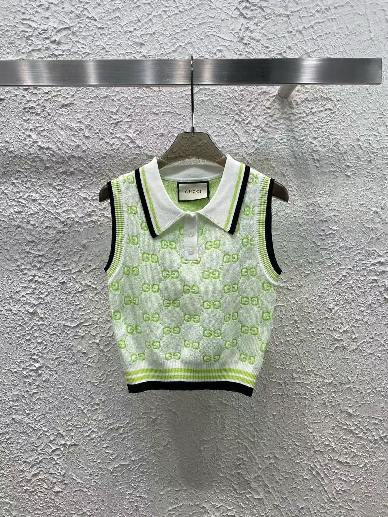 25 Full jacquard lapel knitted vest