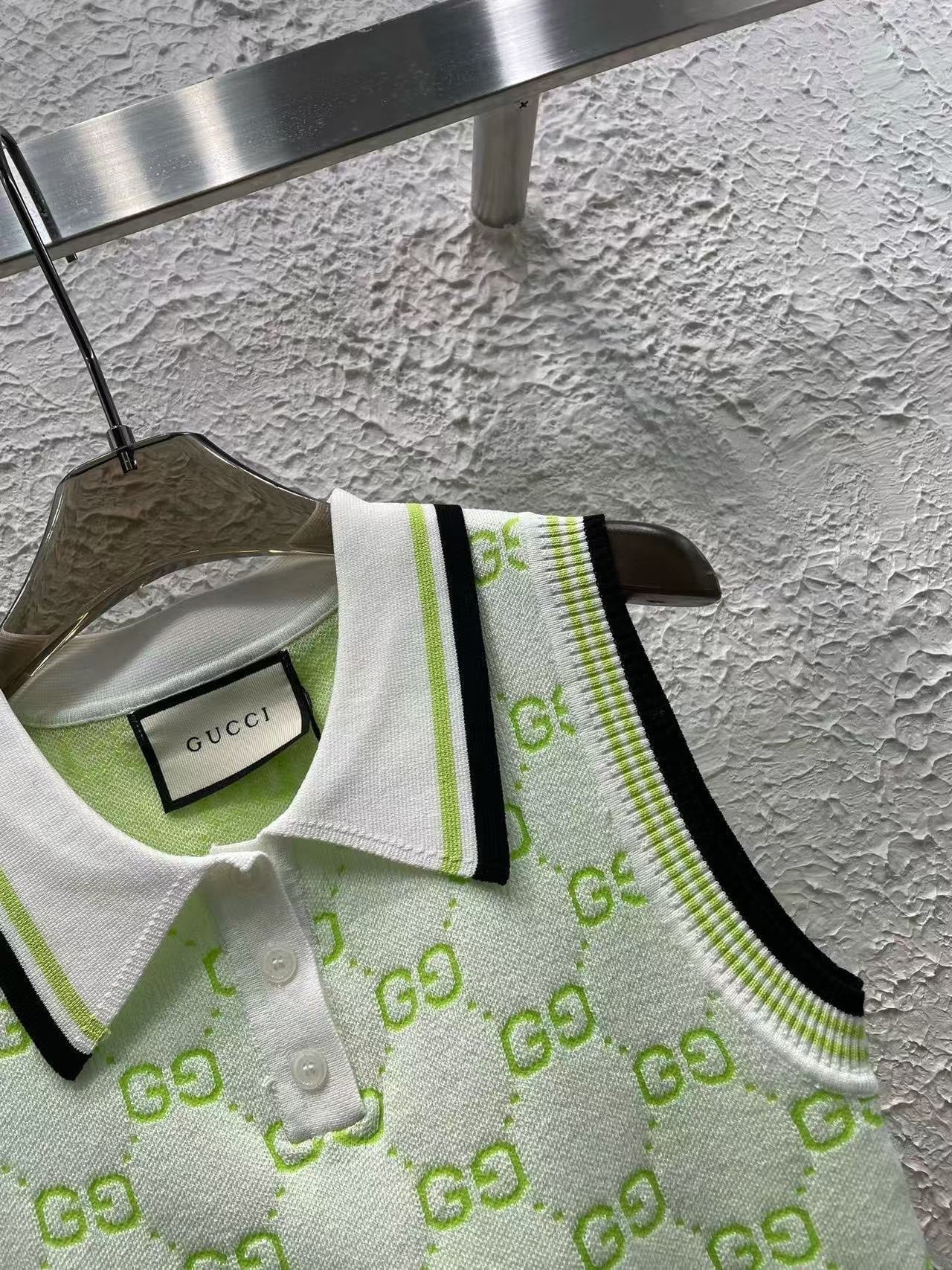 25 Full jacquard lapel knitted vest