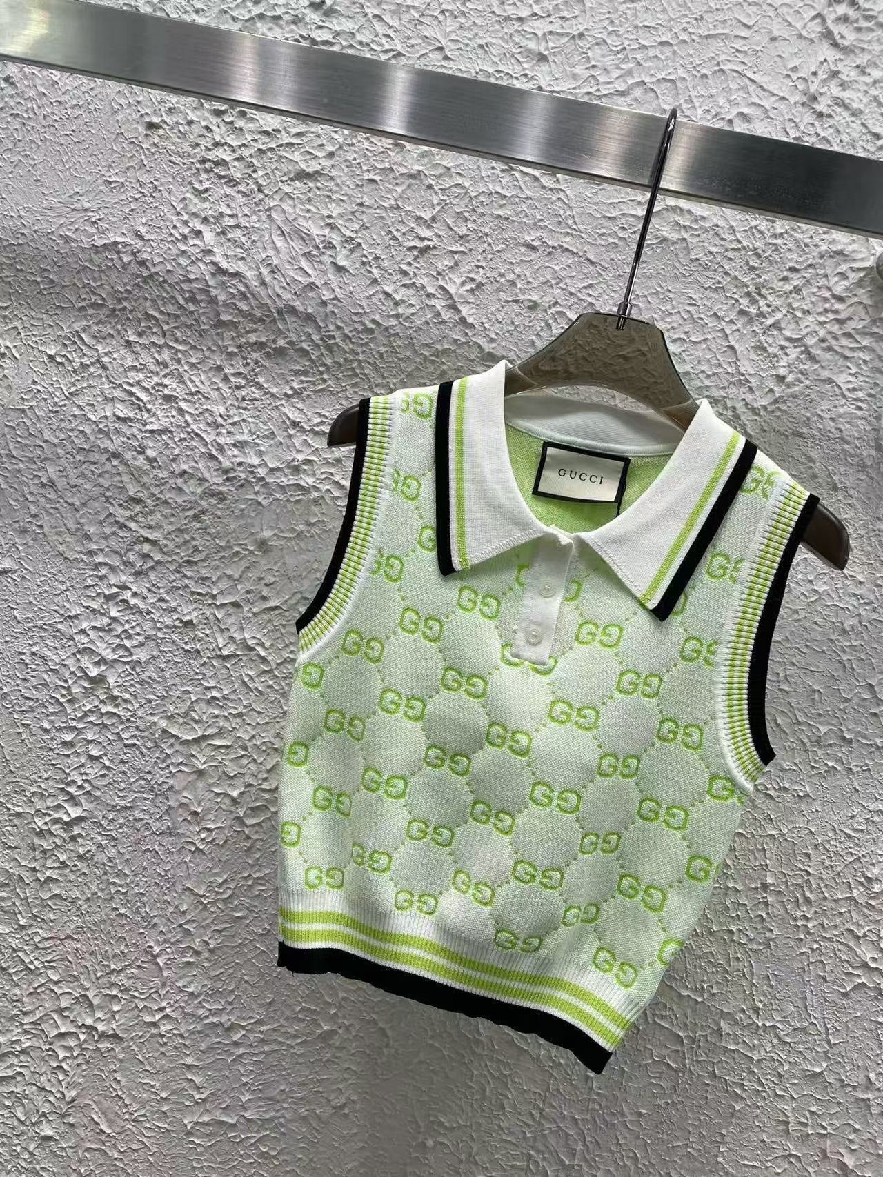 25 Full jacquard lapel knitted vest