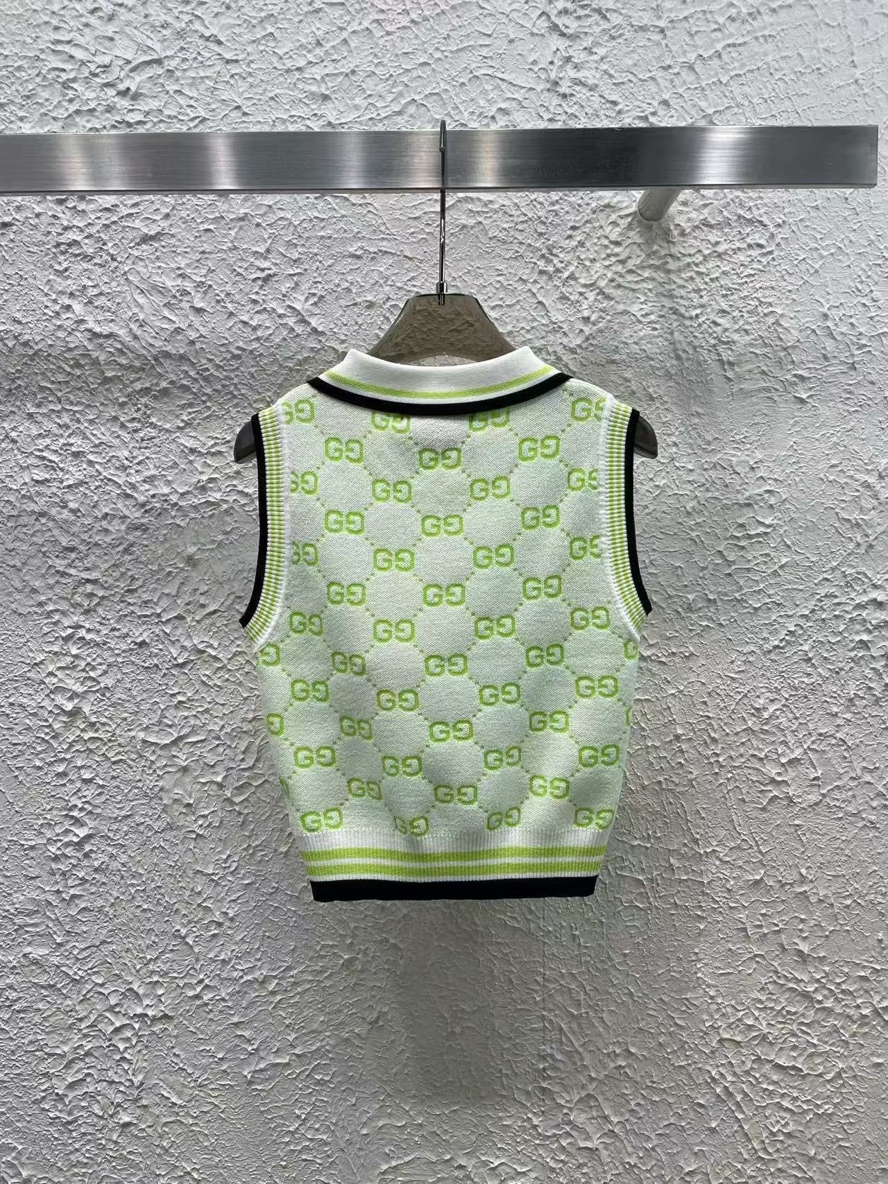 25 Full jacquard lapel knitted vest