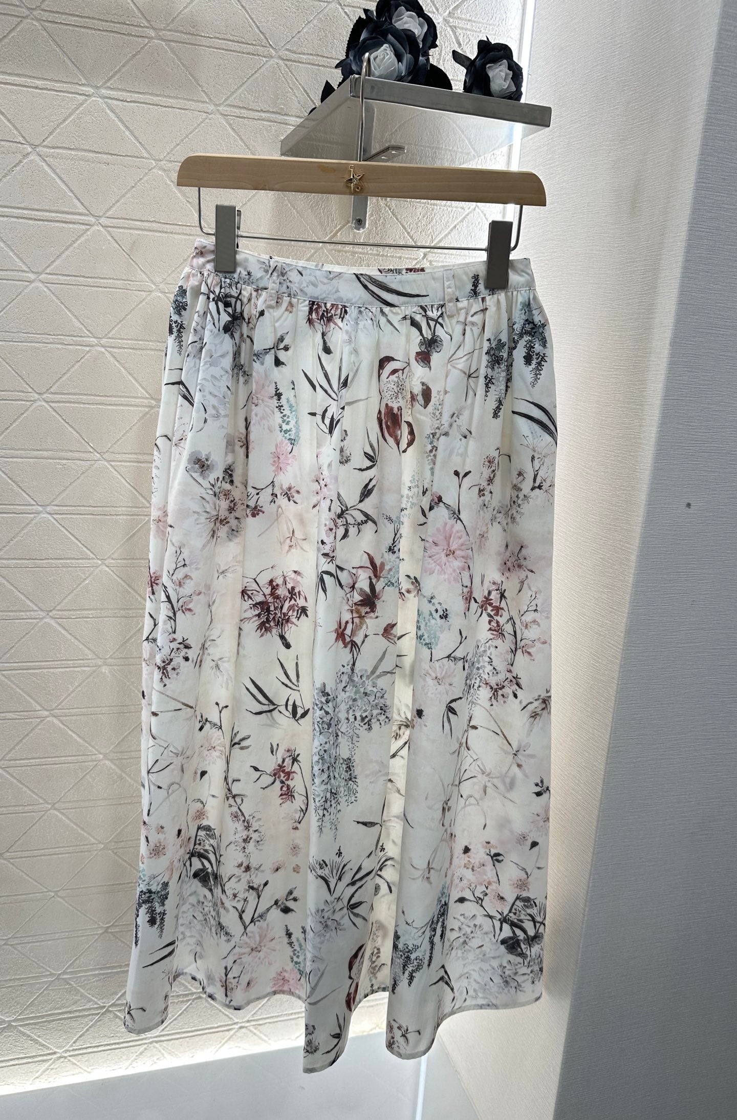 25 High-waisted printed bustier skirt