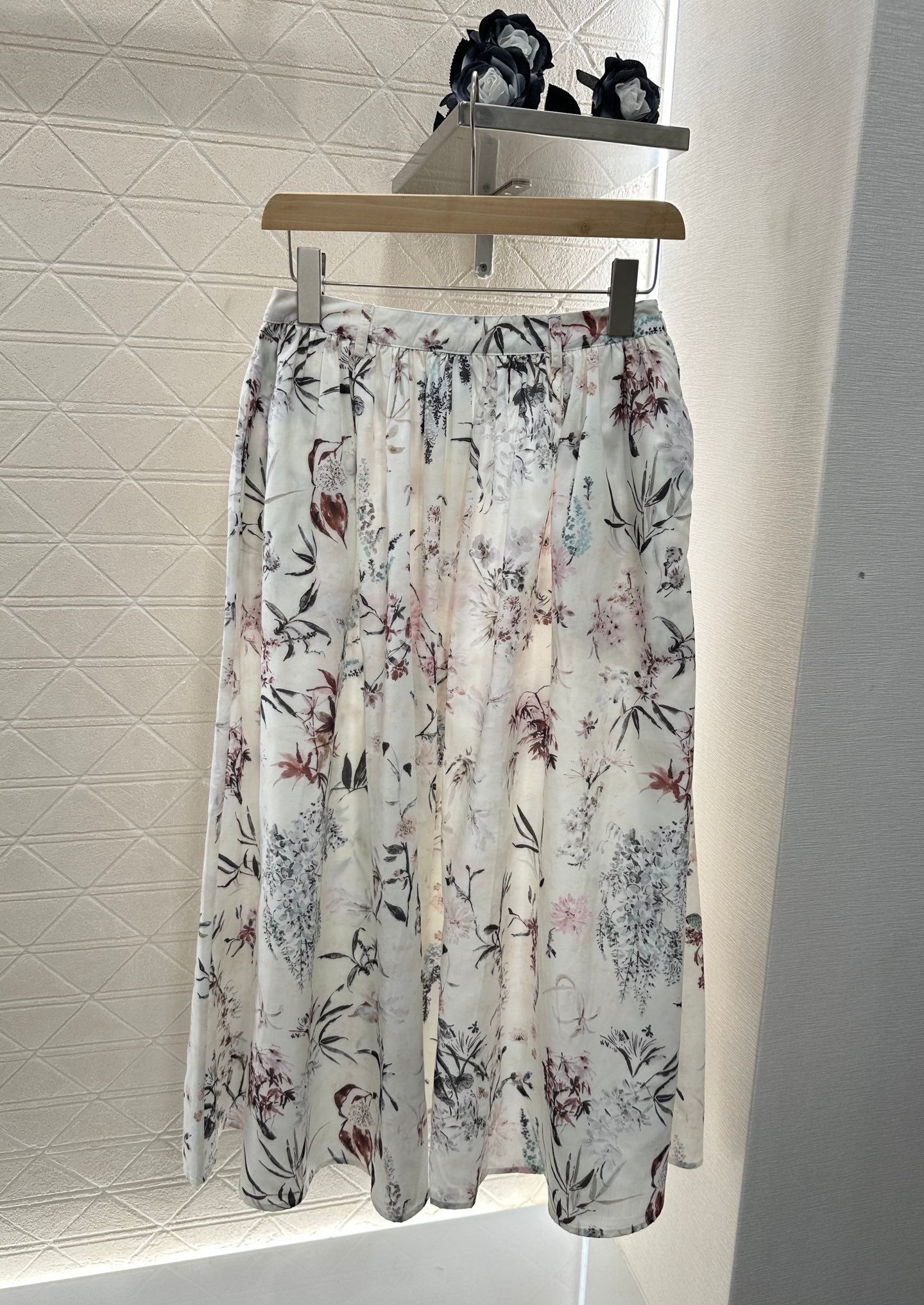25 High-waisted printed bustier skirt