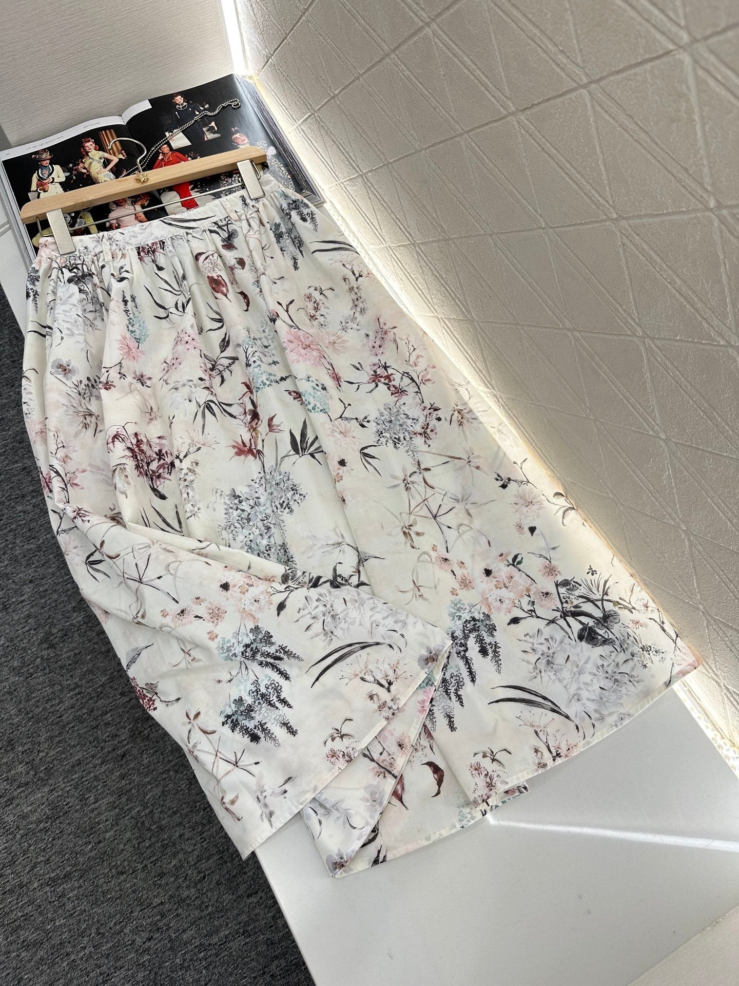 25 High-waisted printed bustier skirt