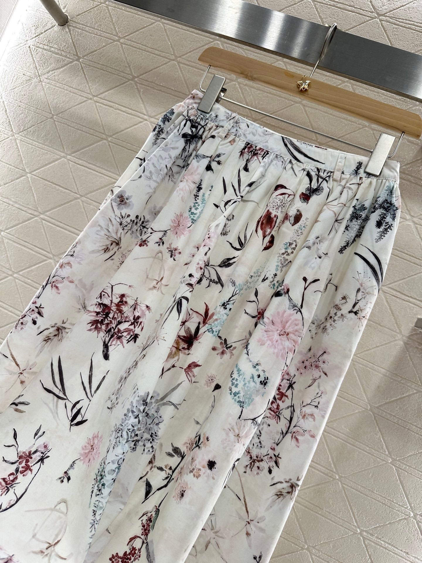 25 High-waisted printed bustier skirt