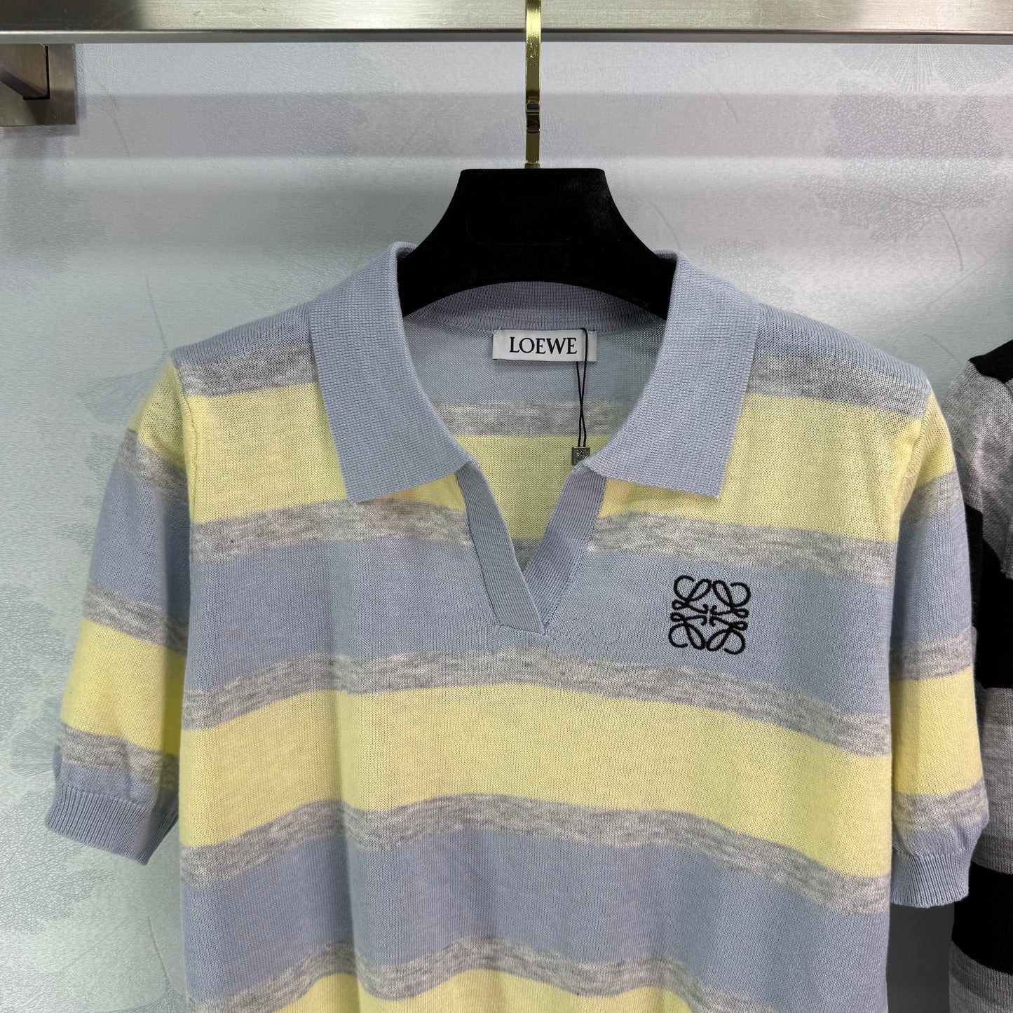 25 Collar contrasting striped knitted short sleeved shirt