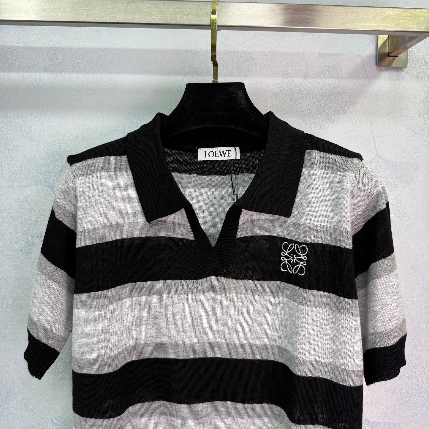 25 Collar contrasting striped knitted short sleeved shirt