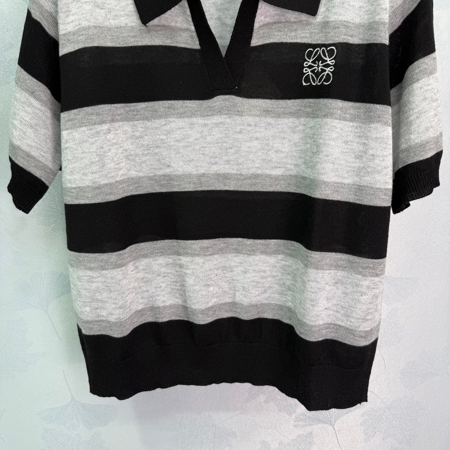 25 Collar contrasting striped knitted short sleeved shirt