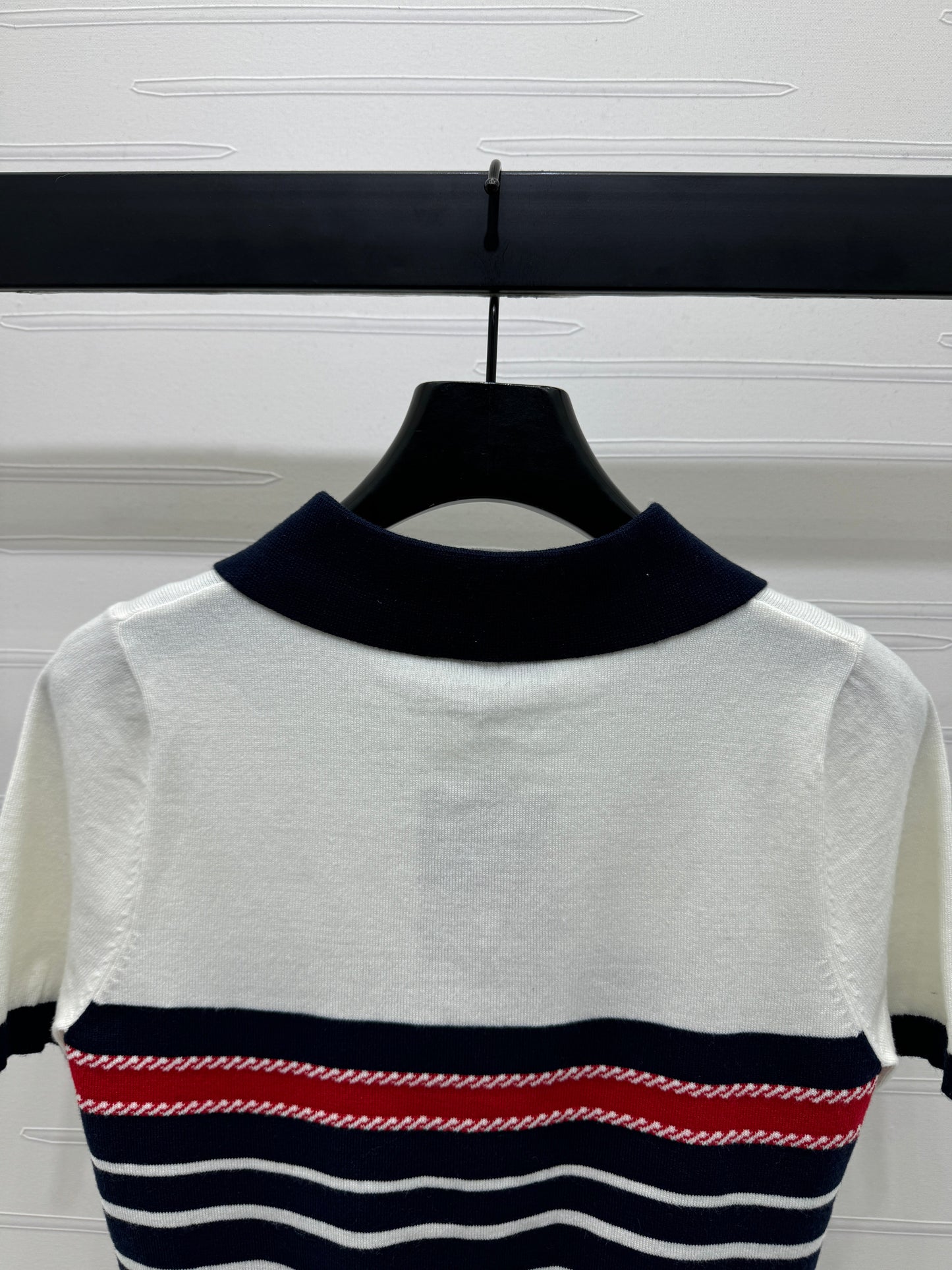 25 Striped lapel knit short sleeve