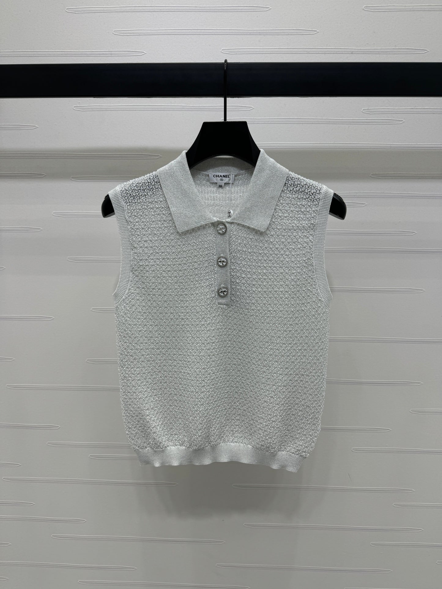 25 Sequined lapel knit undershirt