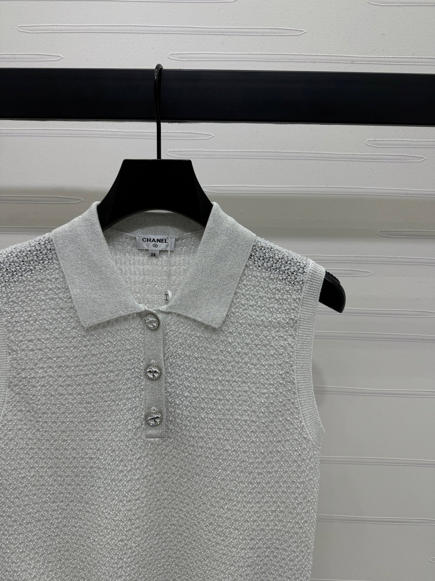 25 Sequined lapel knit undershirt