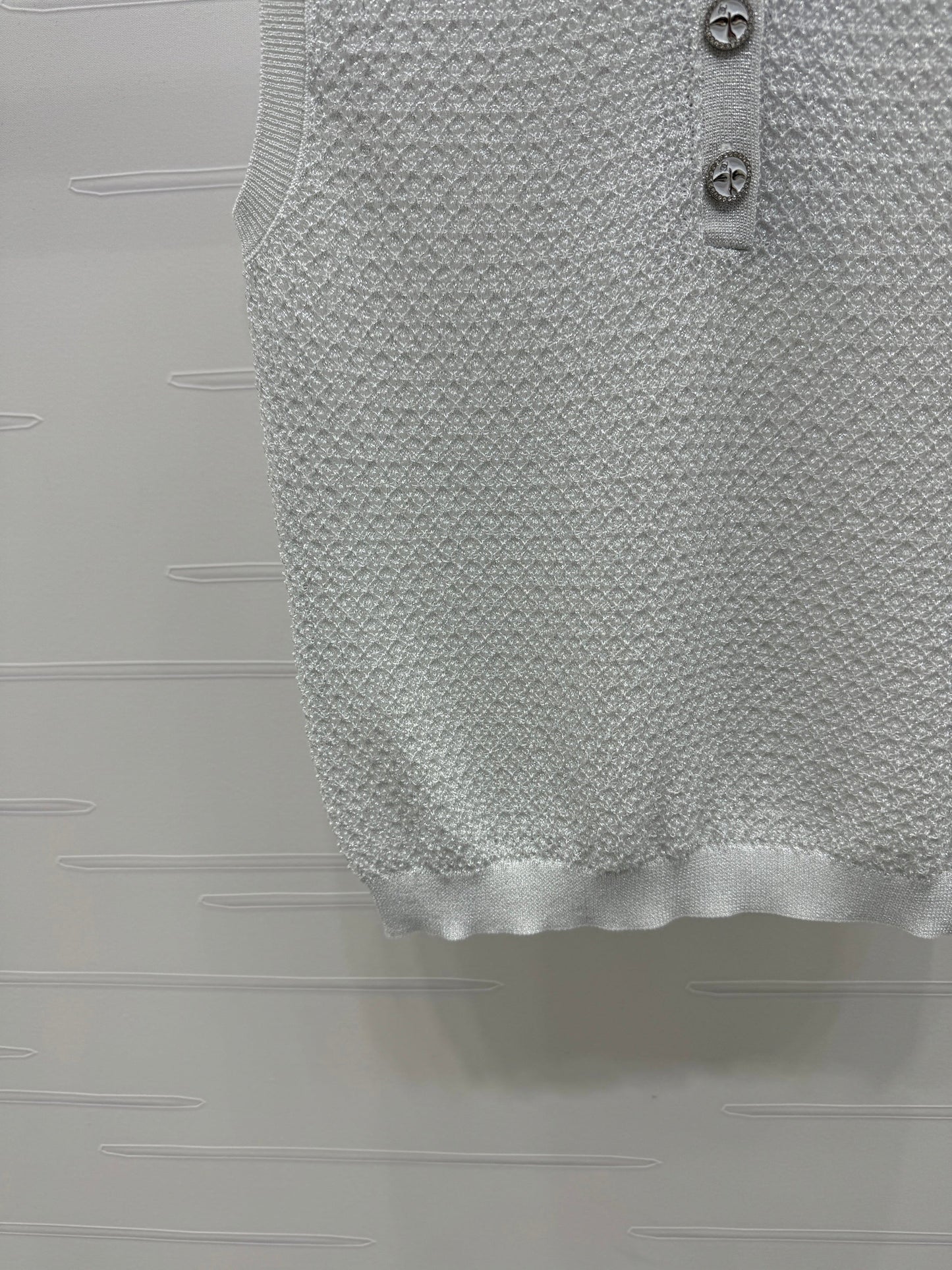25 Sequined lapel knit undershirt