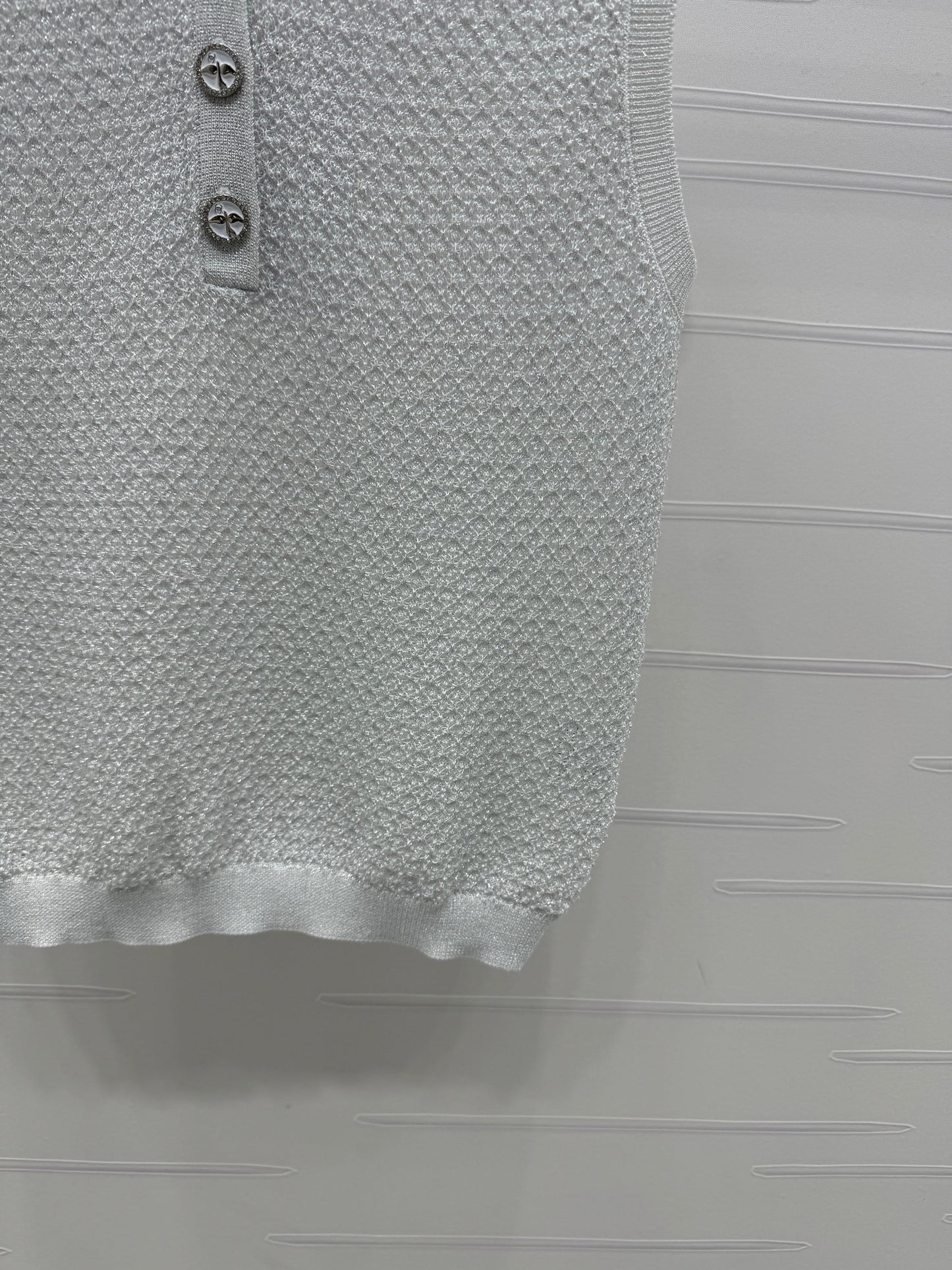 25 Sequined lapel knit undershirt