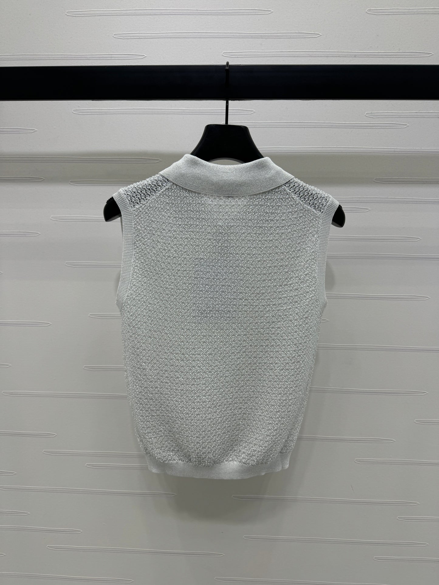 25 Sequined lapel knit undershirt