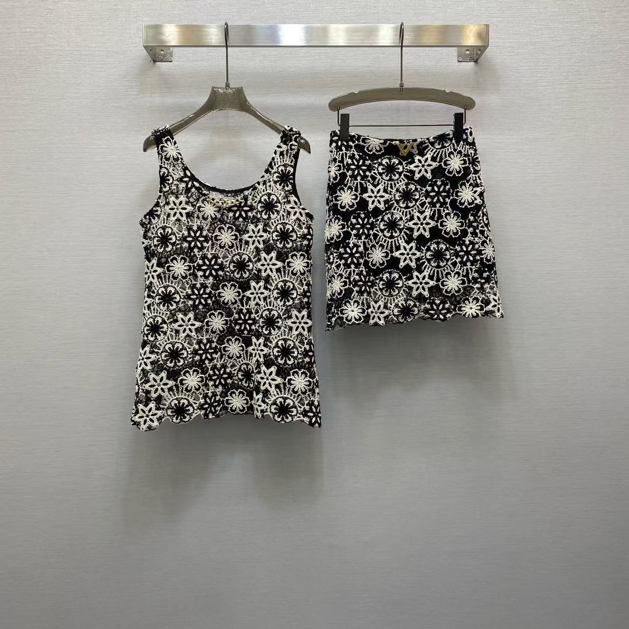 25 Embroidered Metal Button Embellished Design Vest Top Top Half Skirt Set