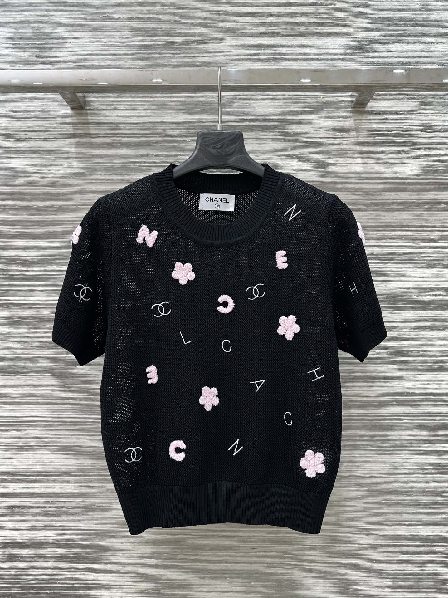 25 Lettering embellished open-knit short sleeves