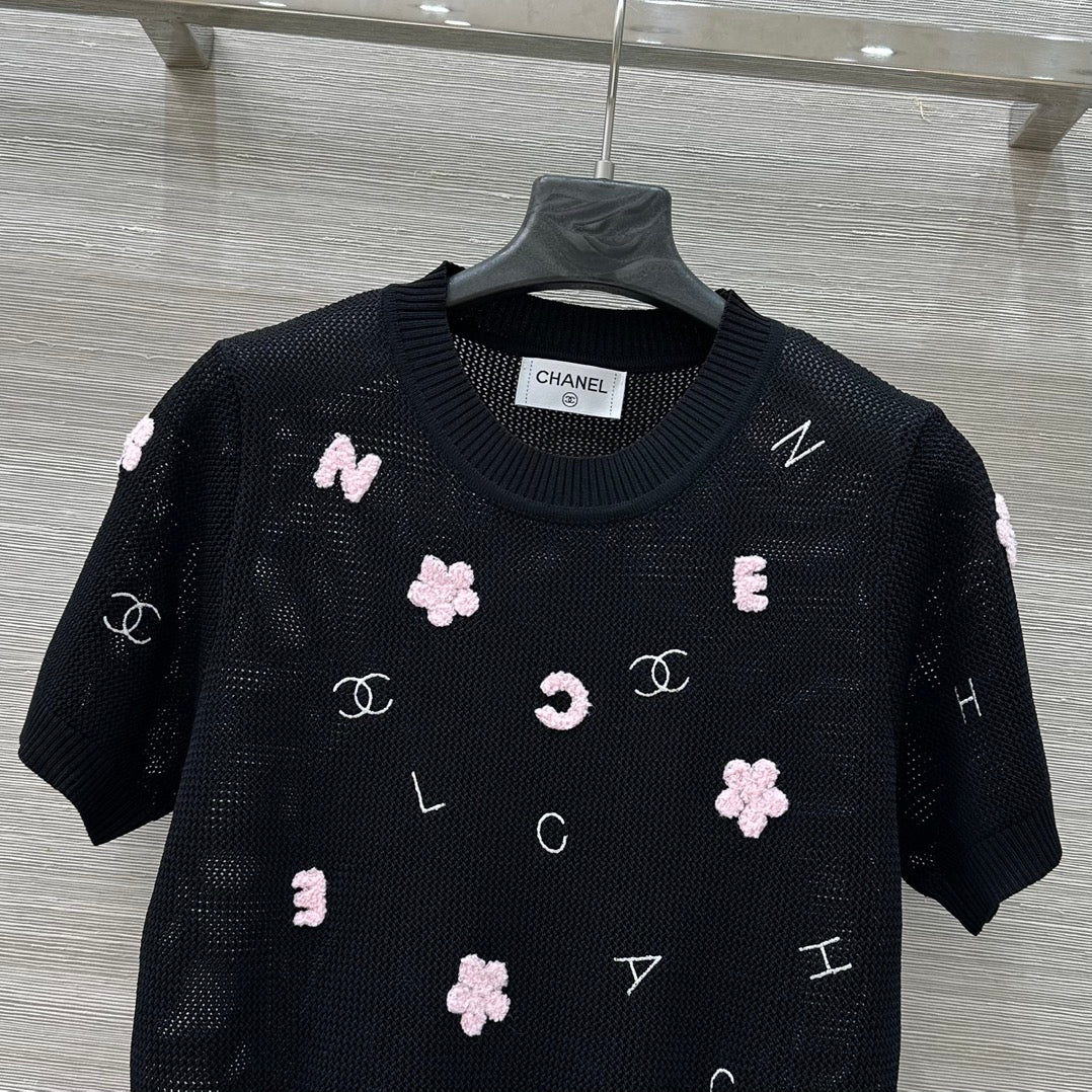 25 Lettering embellished open-knit short sleeves