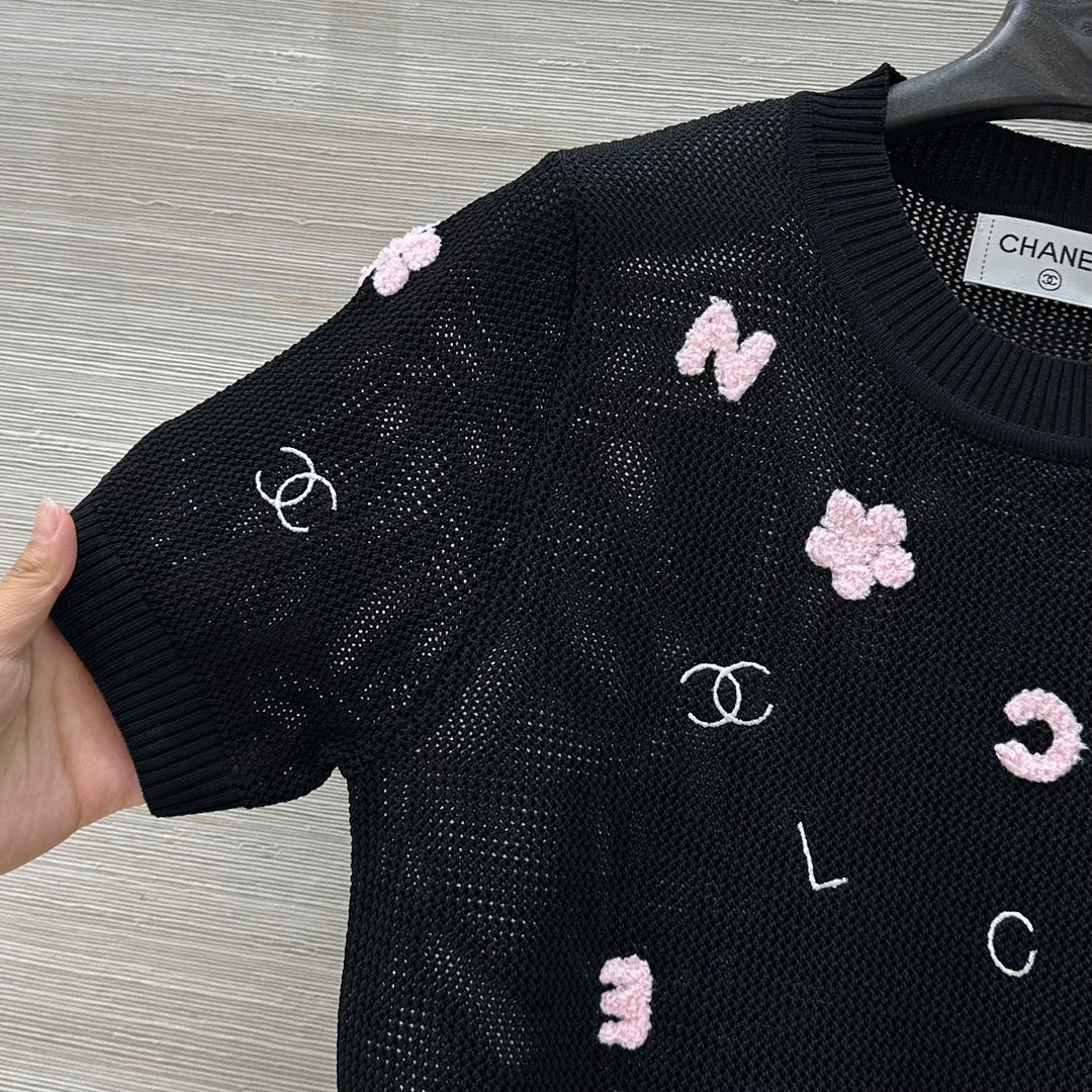 25 Lettering embellished open-knit short sleeves