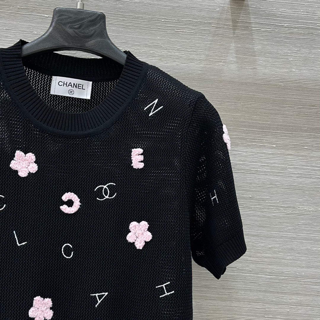 25 Lettering embellished open-knit short sleeves