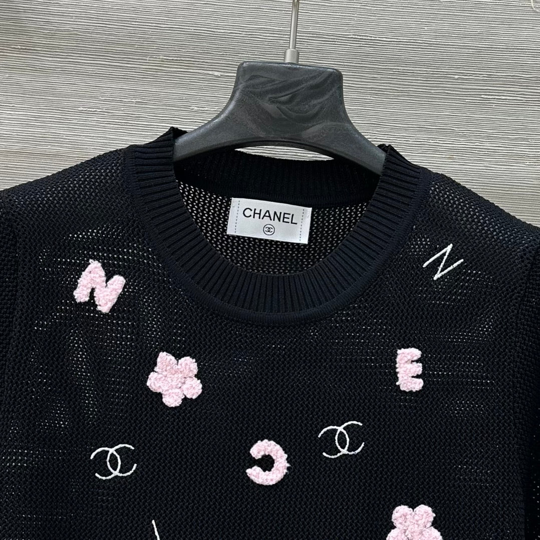 25 Lettering embellished open-knit short sleeves