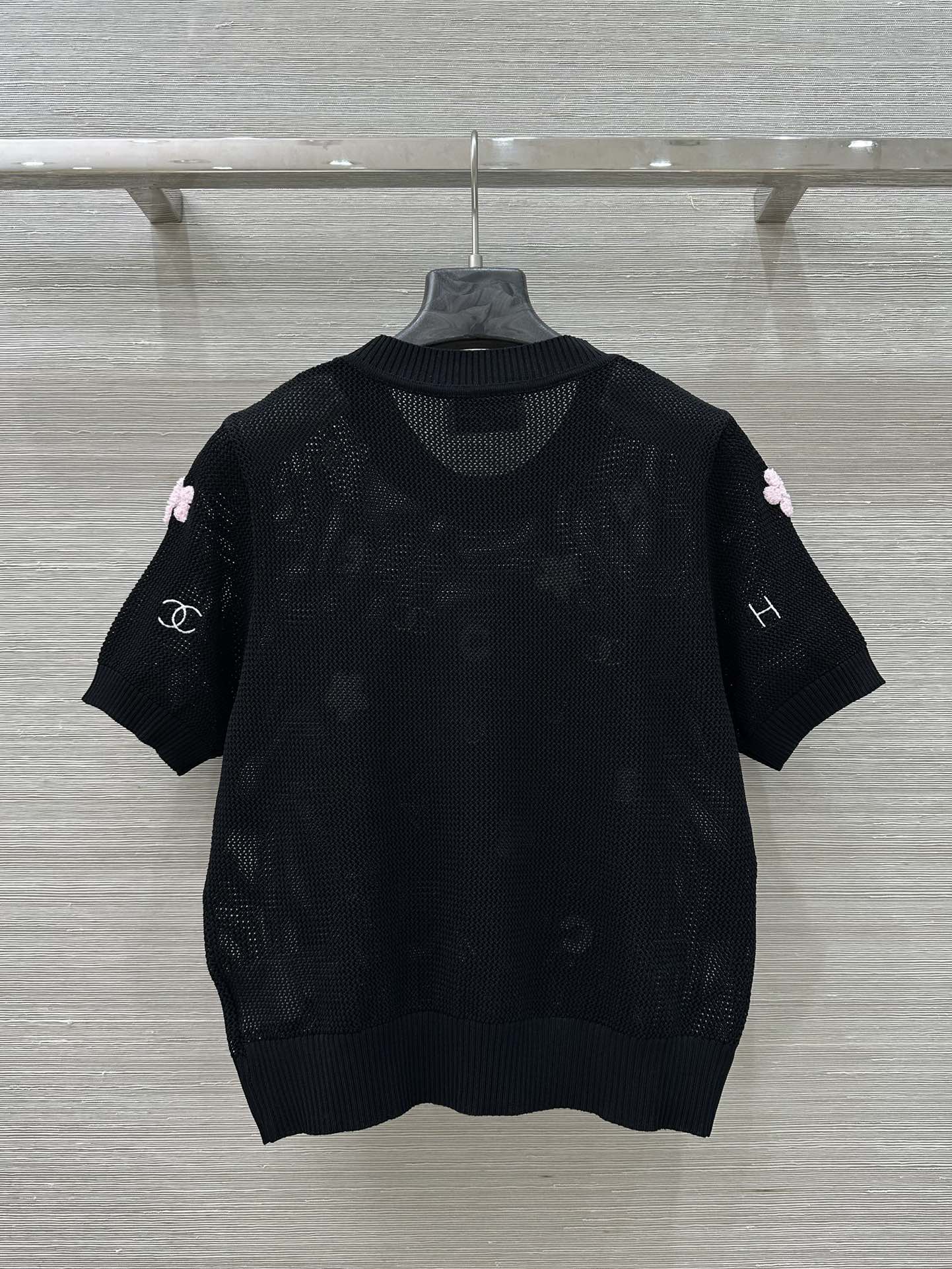 25 Lettering embellished open-knit short sleeves
