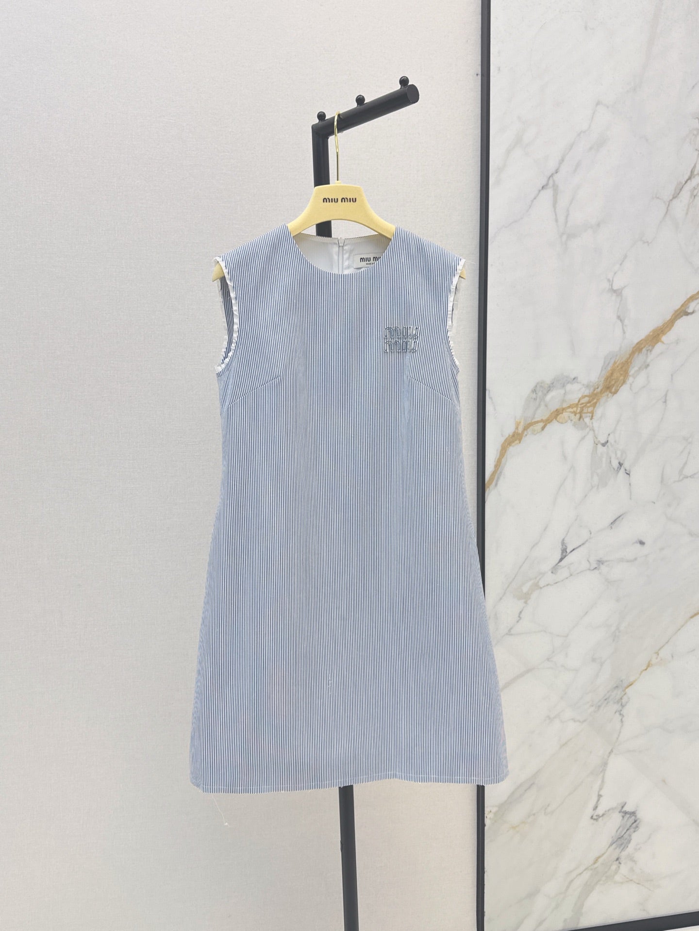 25 Sleeveless vertical striped logo patchwork shift dress
