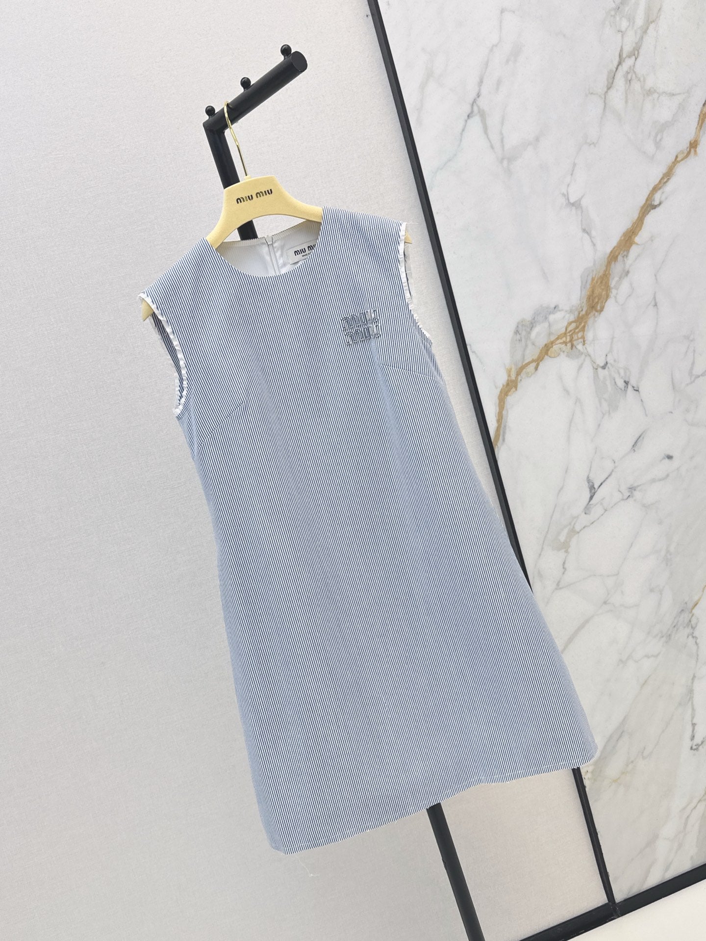 25 Sleeveless vertical striped logo patchwork shift dress