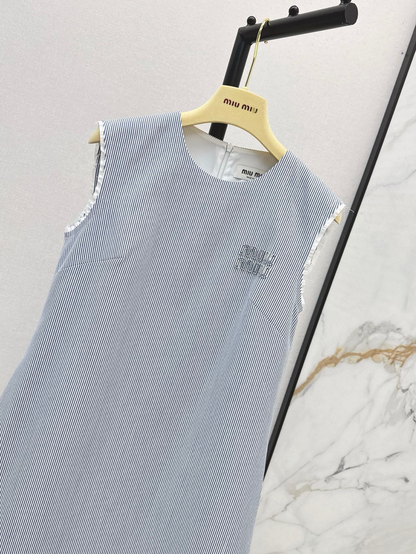 25 Sleeveless vertical striped logo patchwork shift dress