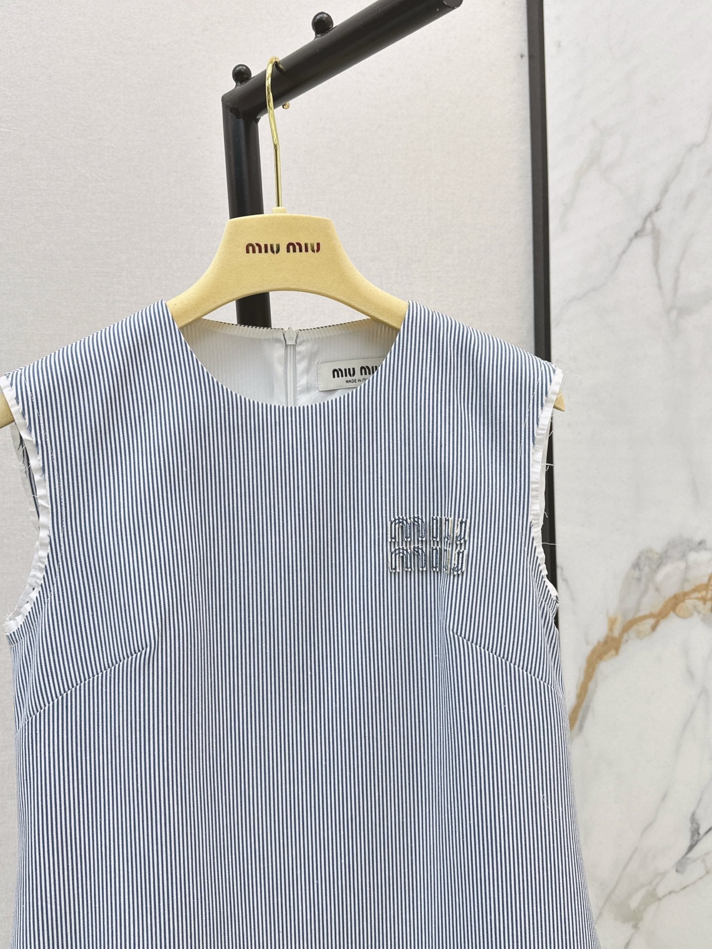 25 Sleeveless vertical striped logo patchwork shift dress