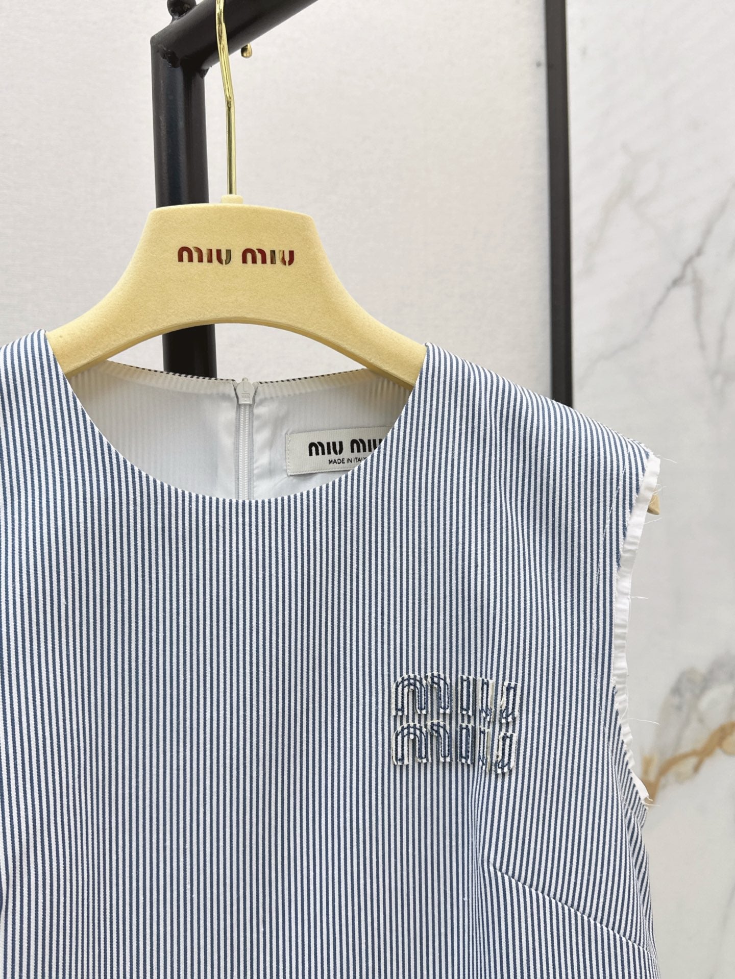 25 Sleeveless vertical striped logo patchwork shift dress