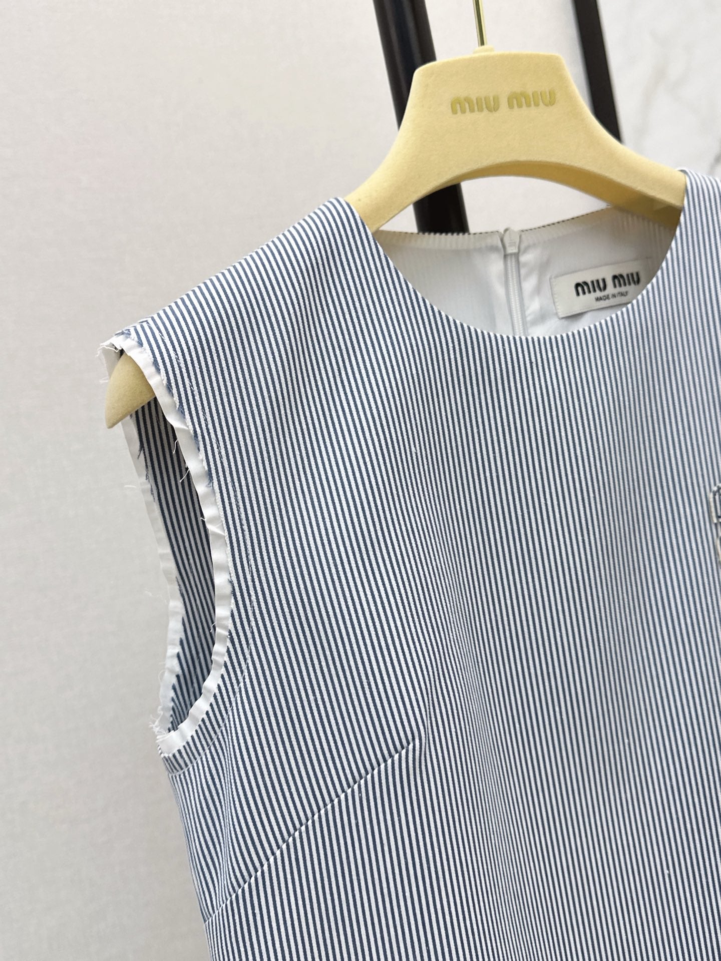 25 Sleeveless vertical striped logo patchwork shift dress