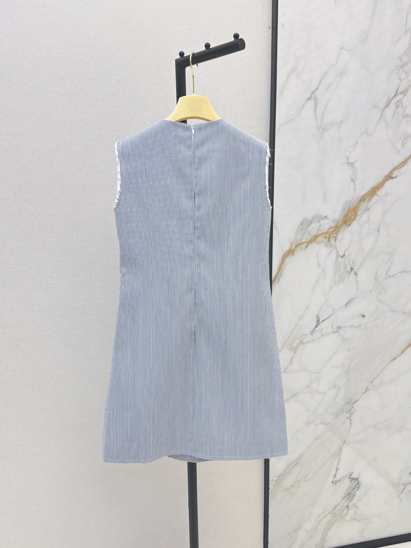 25 Sleeveless vertical striped logo patchwork shift dress