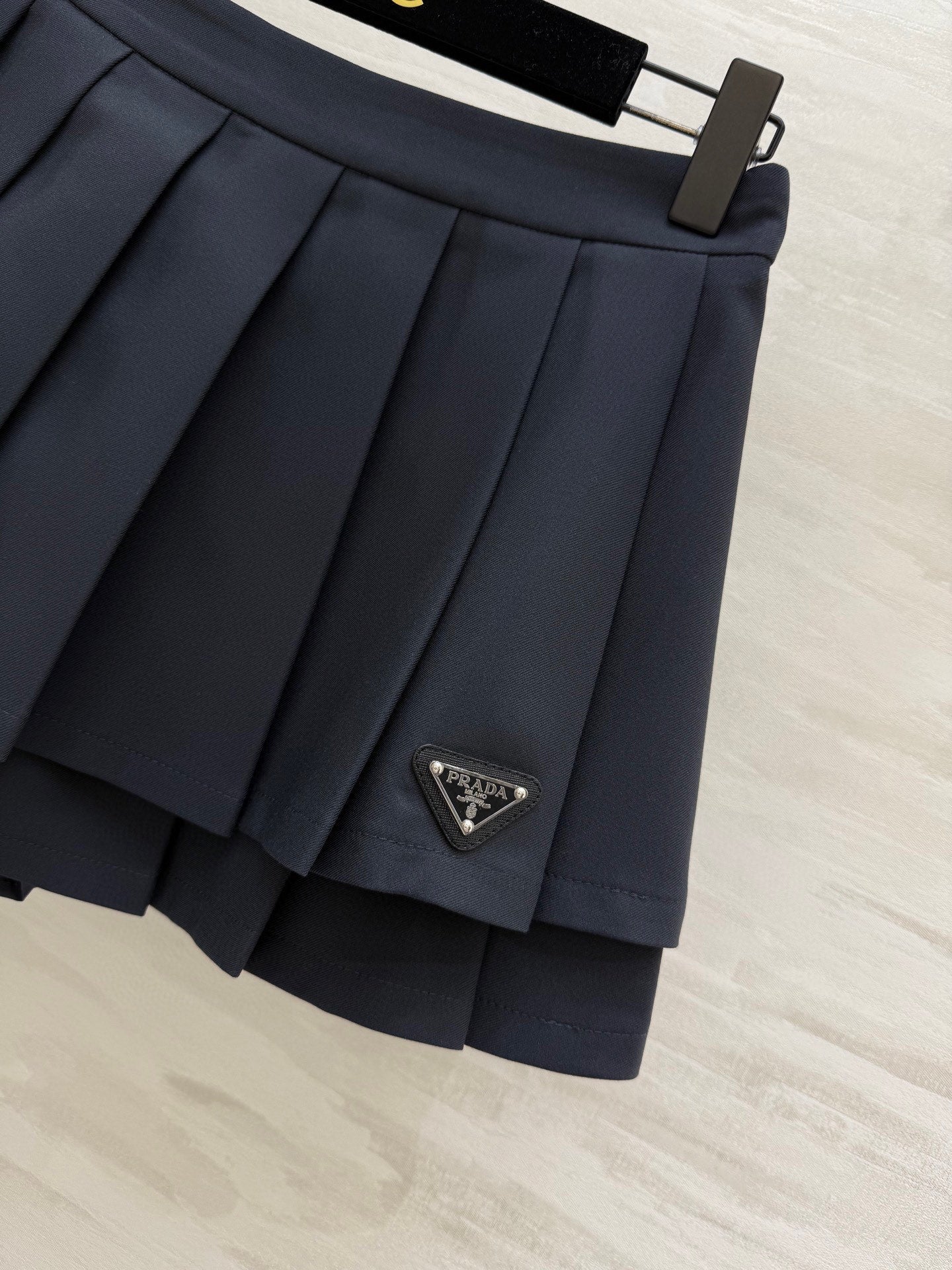 P 25 Pleated half skirt Short skirt