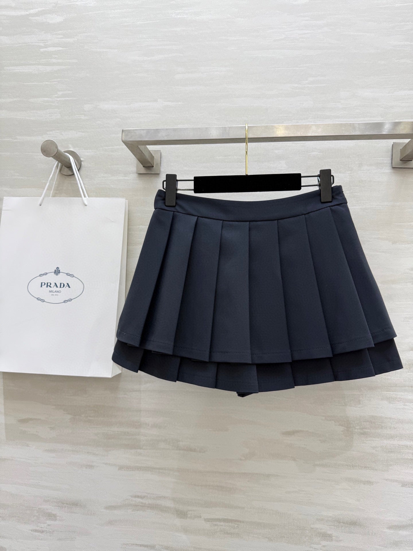 P 25 Pleated half skirt Short skirt