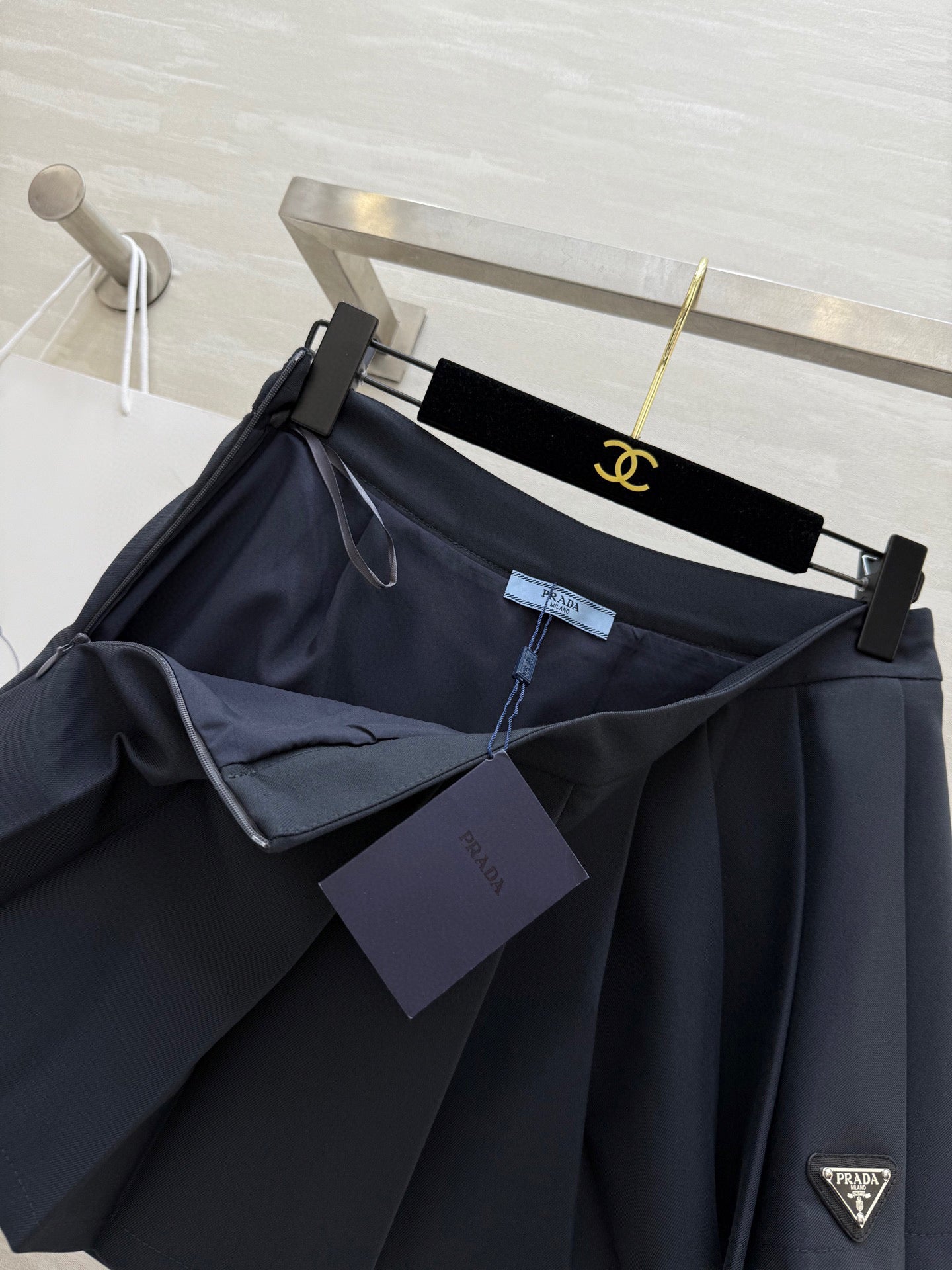 P 25 Pleated half skirt Short skirt
