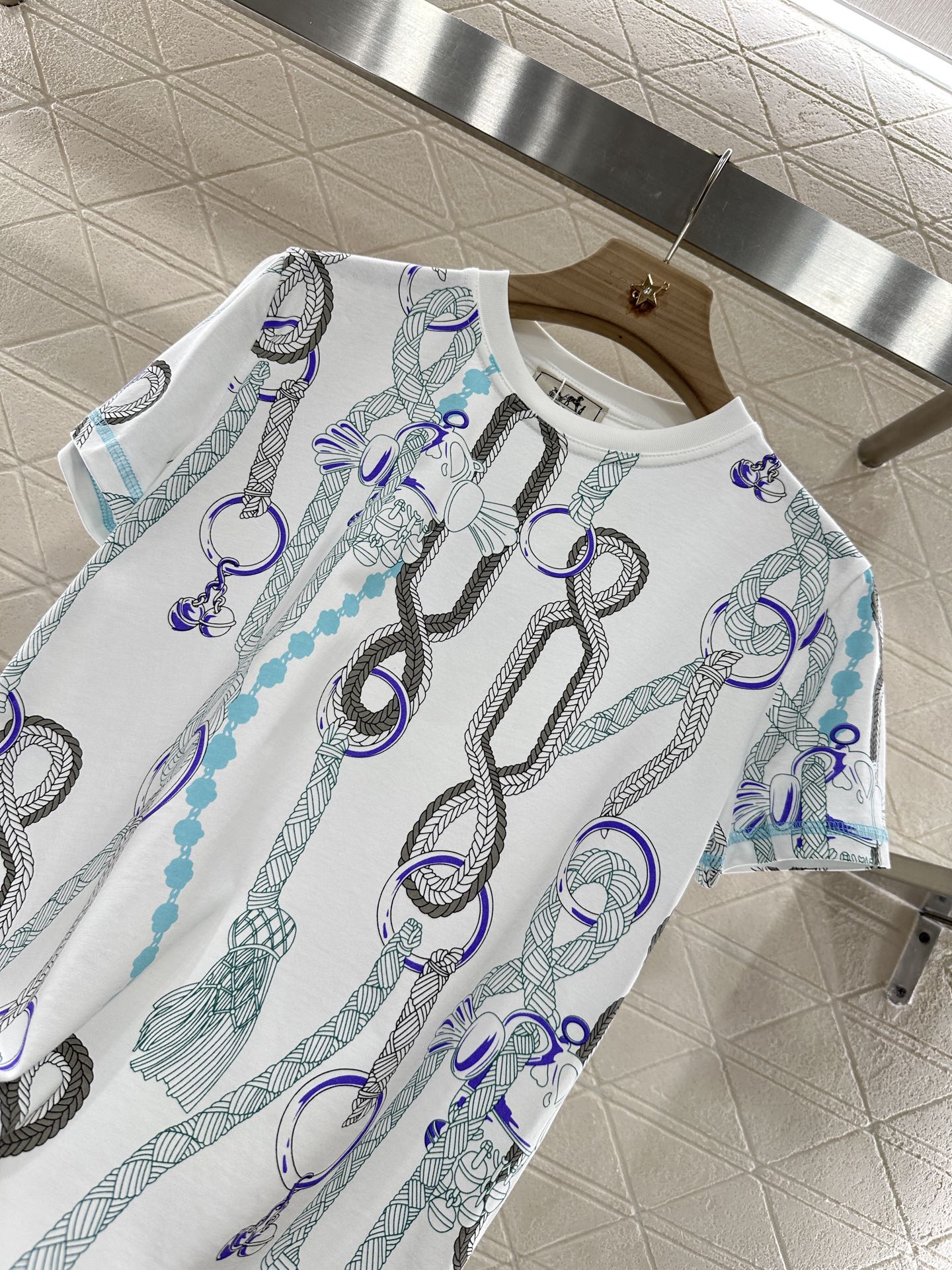 H 25 Round neck, short sleeves with chain link print