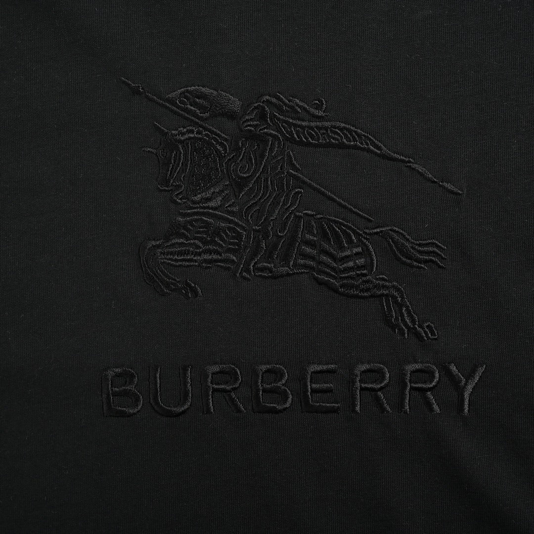 Short sleeves with knight's horse embroidery on the chest