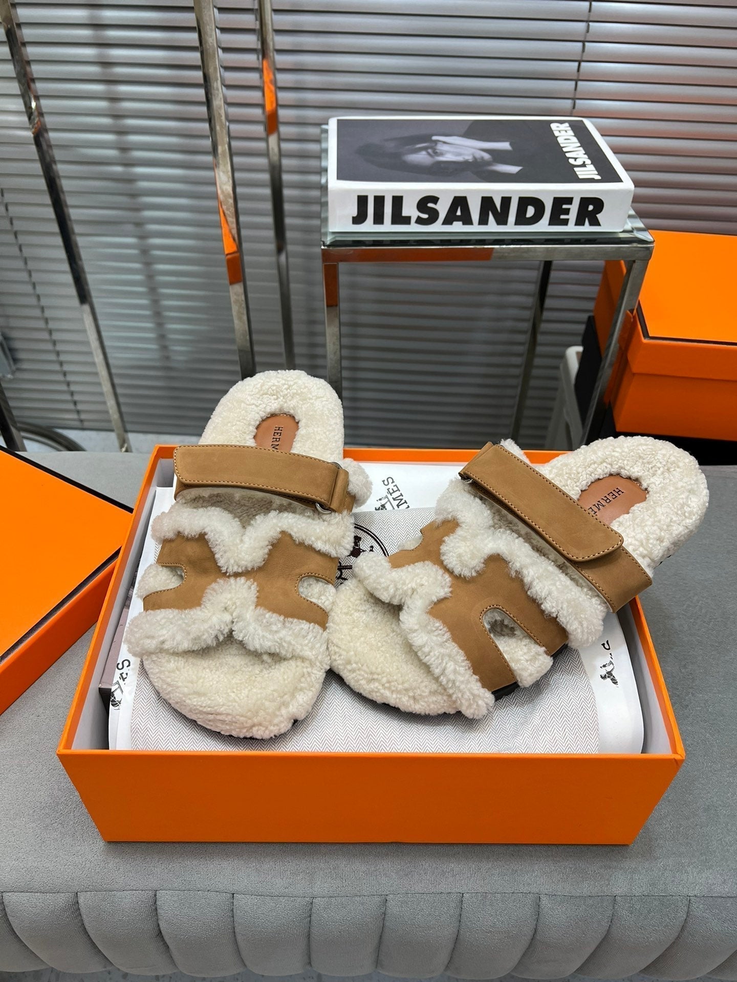 Chypre Sandal In Vintage Brown Suede And Fleece Lining 953823