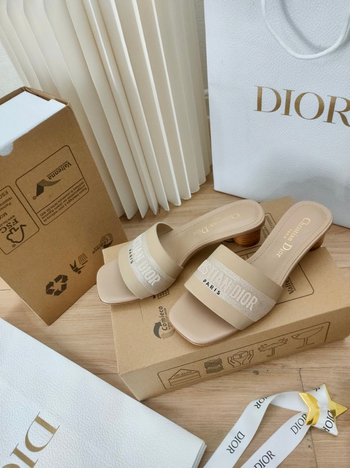 π
2024 spring and summer new women's shoes CD letter embroidery logo