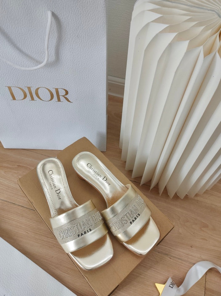 π
2024 spring and summer new women's shoes CD letter embroidery logo