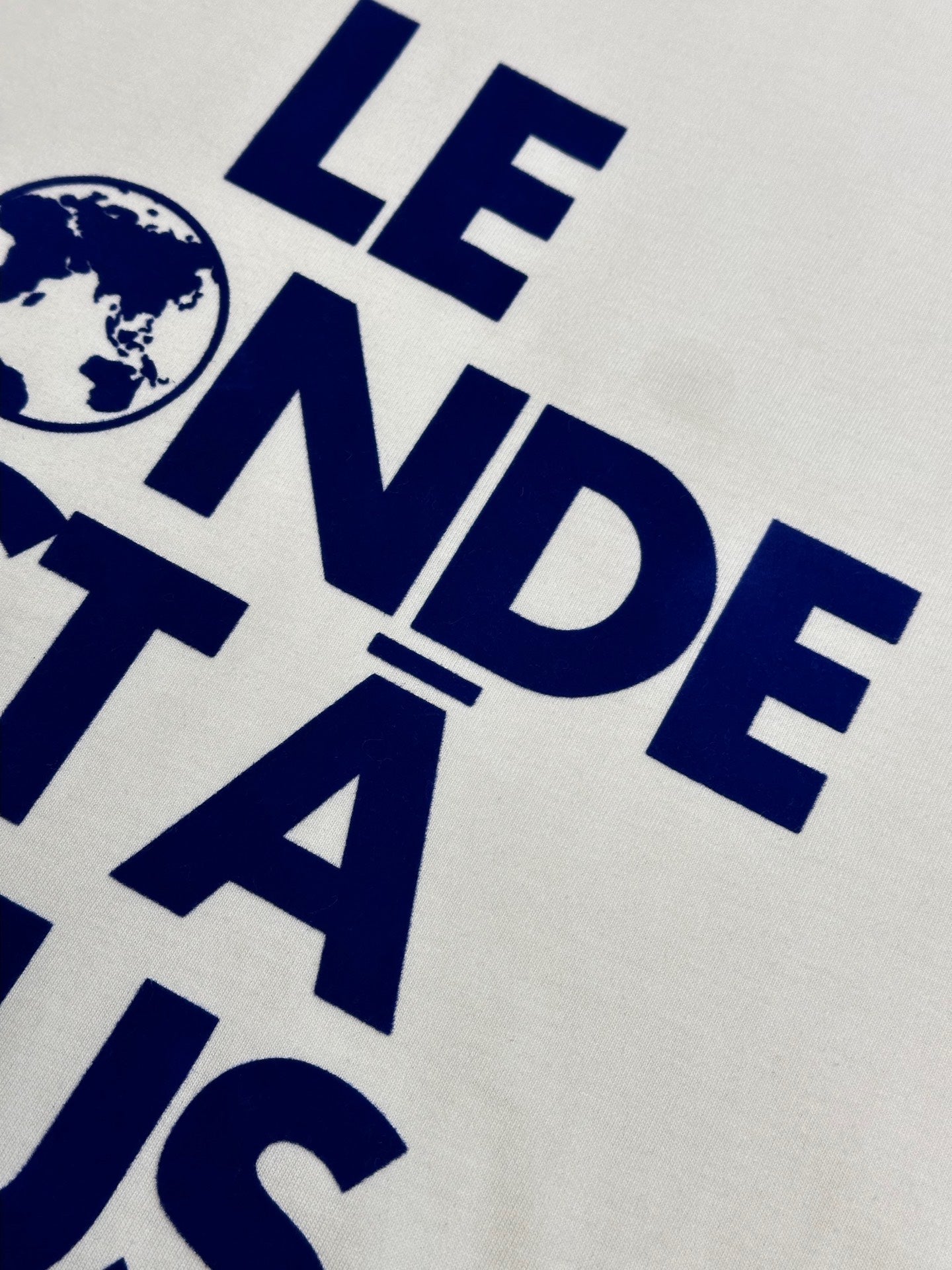 World globe flocked printed short sleeves
