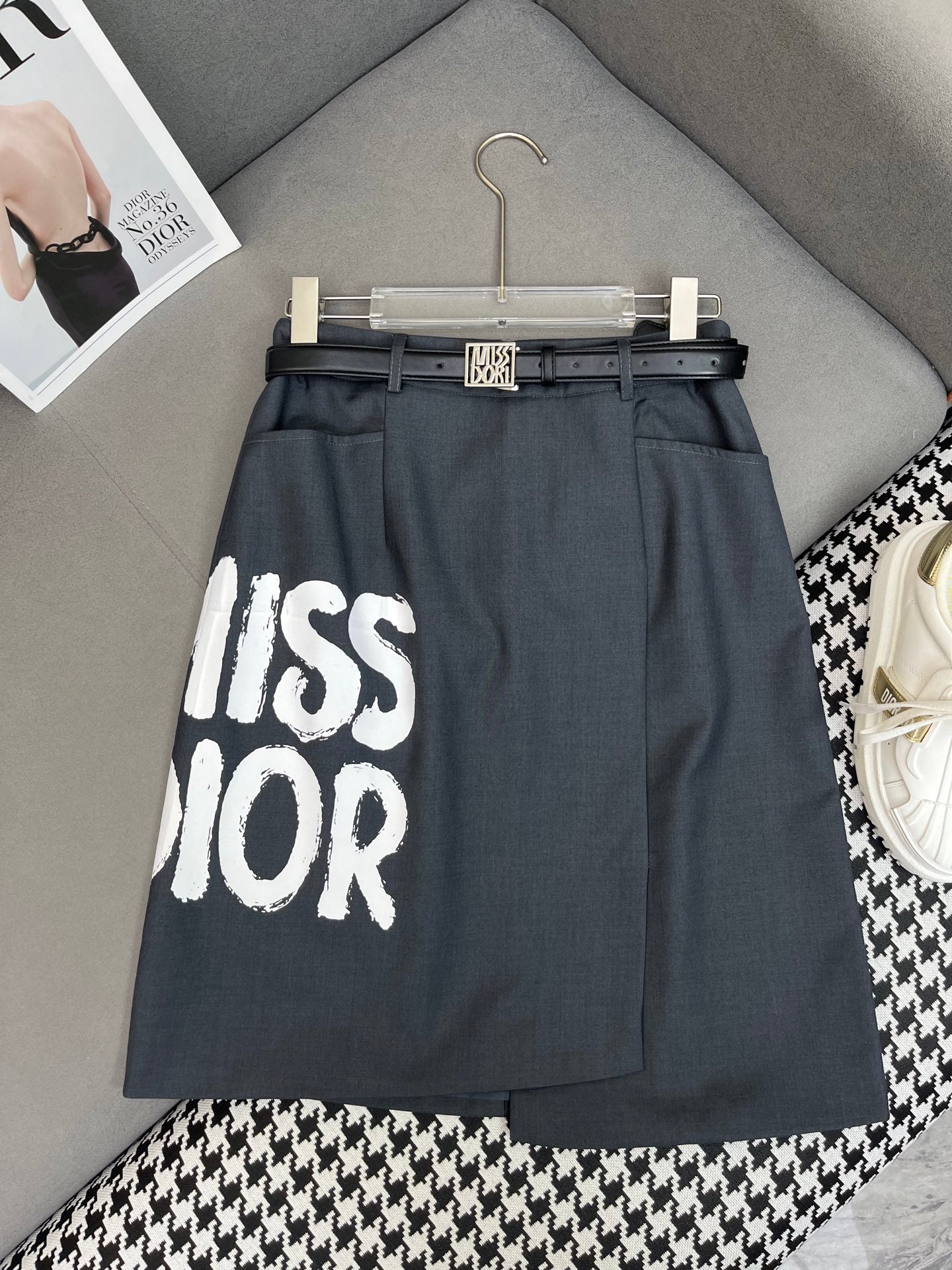 Skirt with letter print decoration and belt with front slit skirt