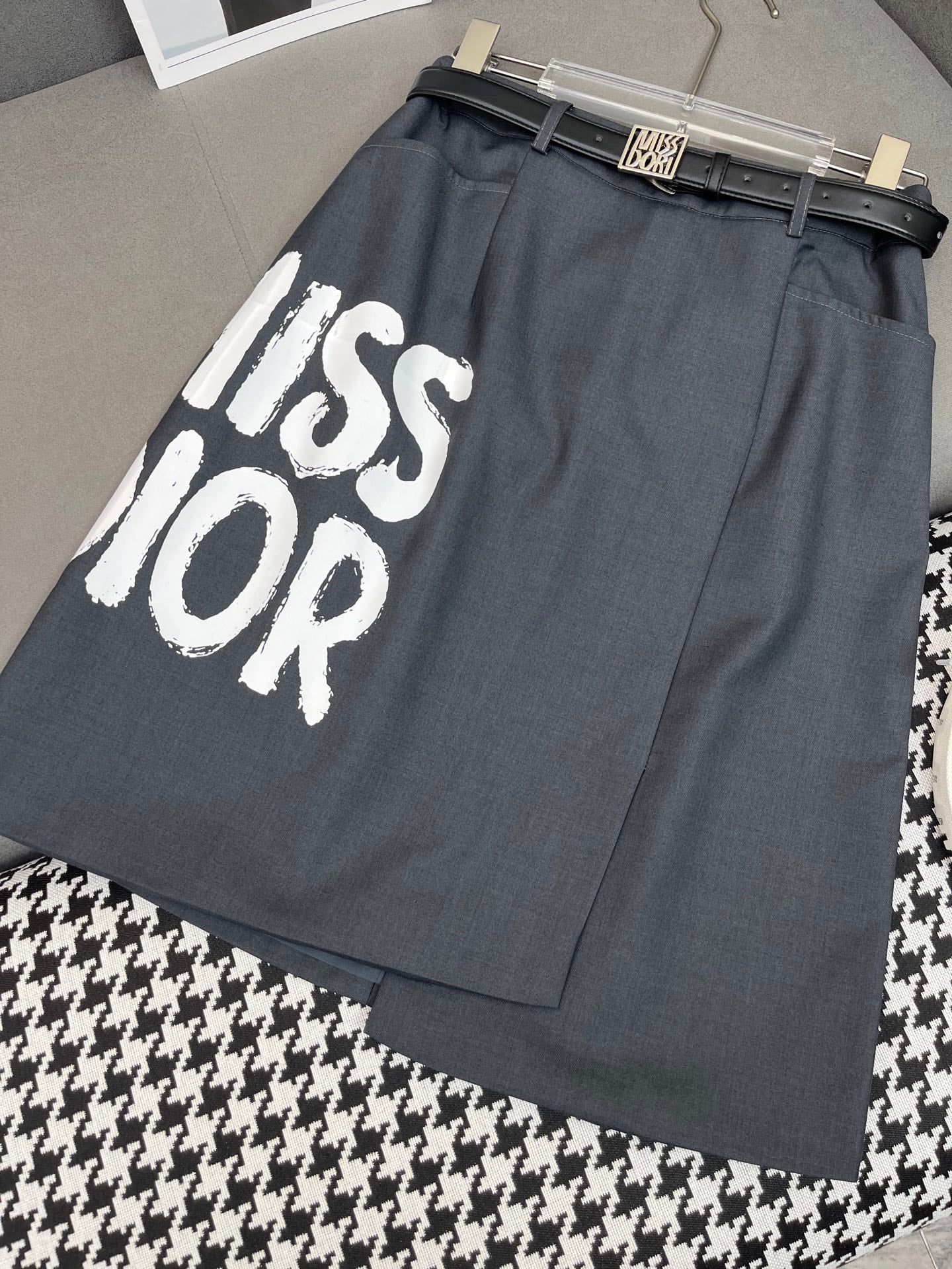 Skirt with letter print decoration and belt with front slit skirt