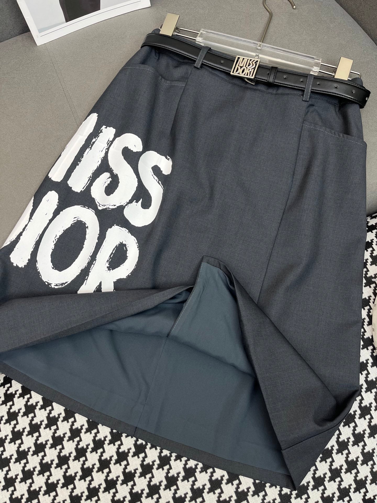Skirt with letter print decoration and belt with front slit skirt