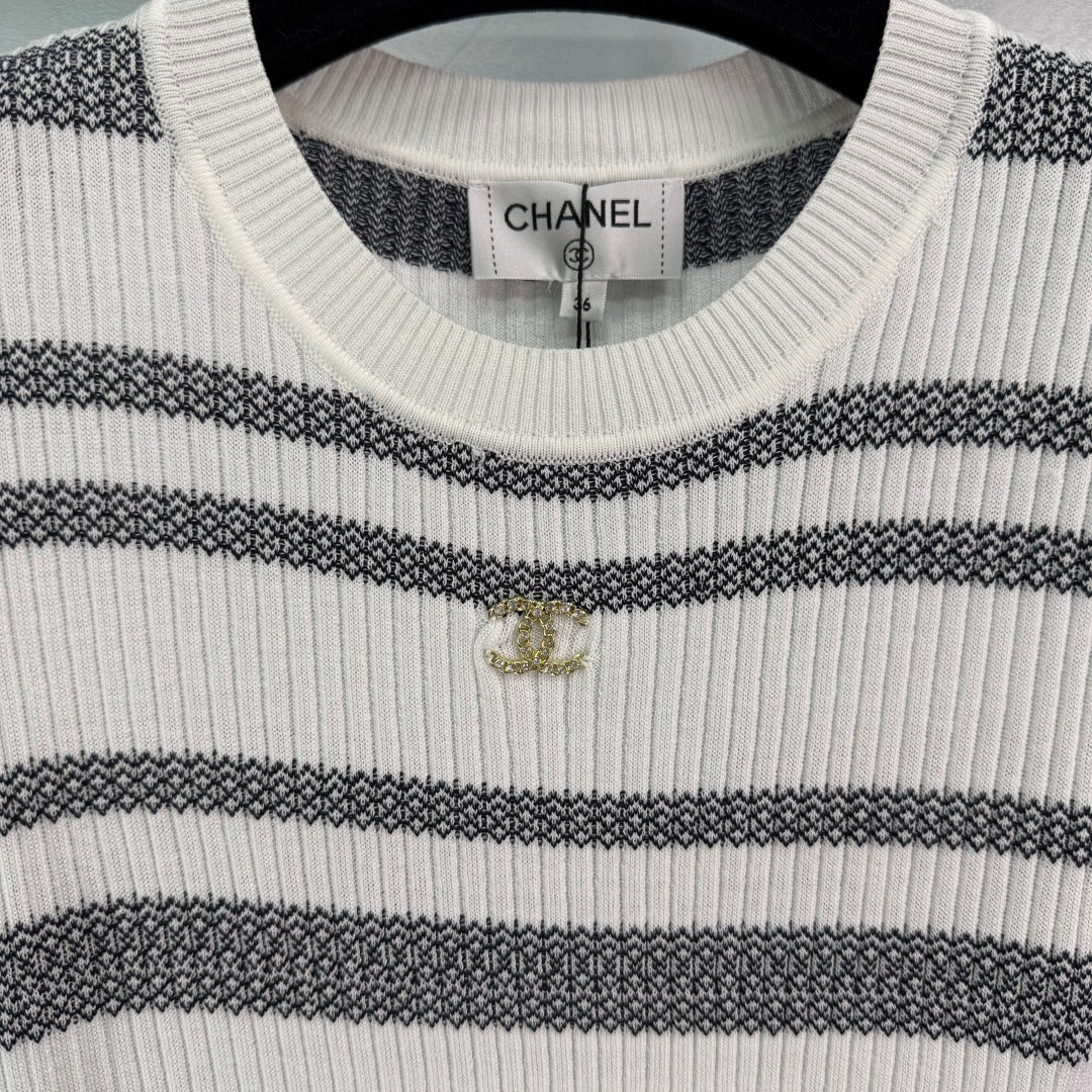 Wavy Stripes Color Block Bust Logo T-Shirt