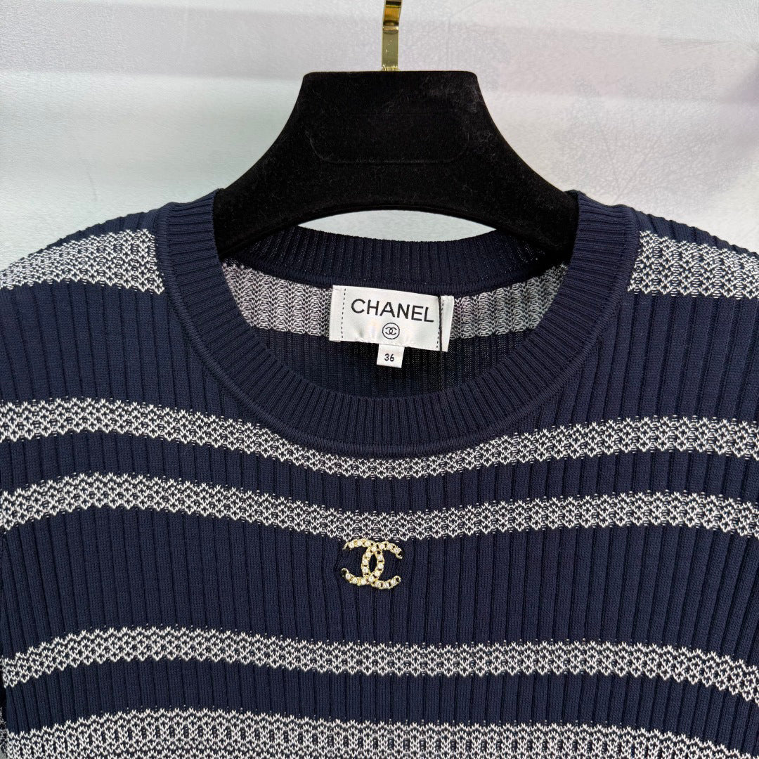 Wavy Stripes Color Block Bust Logo T-Shirt