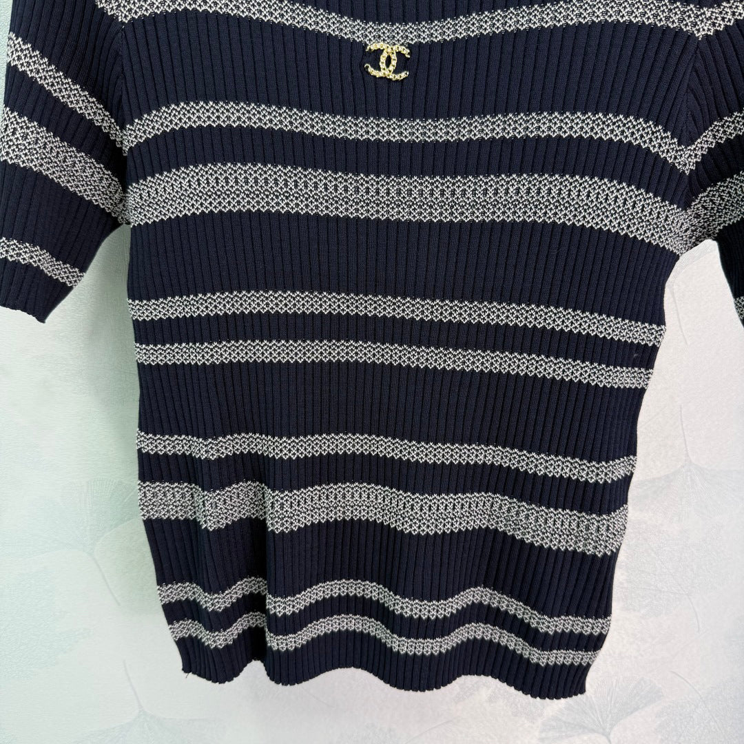 Wavy Stripes Color Block Bust Logo T-Shirt